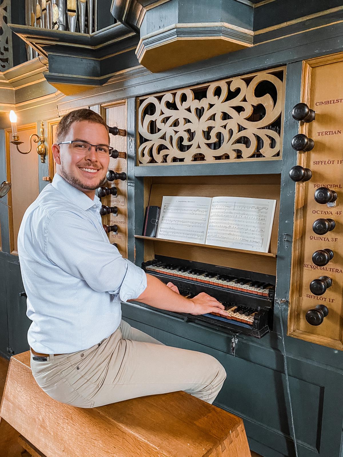An der Kayser-Orgel, Hohenkirchen (c) Niklas Piel